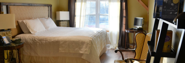 Spacious and comfortable, with a cathedral ceiling, overlooking the pool and woodlands.