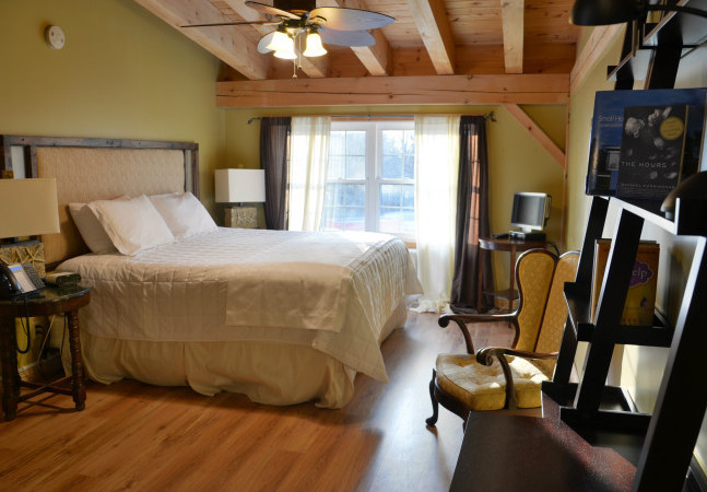 Spacious and comfortable, with a cathedral ceiling, overlooking the pool and woodlands.